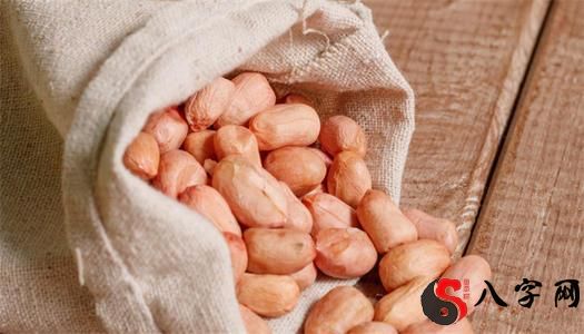 梦见在地里捡花生