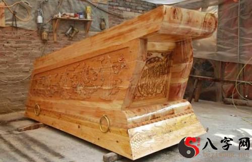 梦见自己做棺材